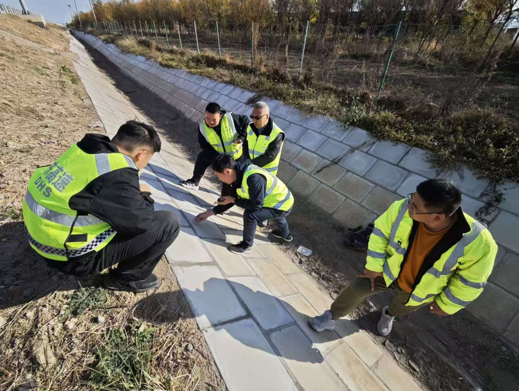 组织项目部现场调查路基边沟.jpg